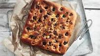 Focaccia med polenta, oliver och ost Focaccia med polenta, oliver och ost