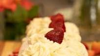 Strawberries & Cream Swiss Roll/Roulade Strawberries & Cream Swiss Roll/Roulade