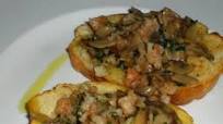 Crostoni con gamberetti funghi e noci Crostoni con gamberetti funghi e noci