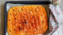 Focaccia cu ulei de măsline și rozmarin – rețetă simplă Focaccia cu ulei de măsline și rozmarin – rețetă simplă