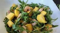 Hipon, mangga at arugula salad Hipon, mangga at arugula salad