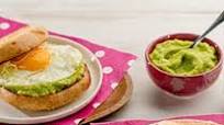 Panecillo Inglés con Aguacate Machacado, Queso Gruyere, y Huevo Frito Panecillo Inglés con Aguacate Machacado, Queso Gruyere, y Huevo Frito