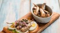 Tartina con spratto di aringa, un antipasto proteico Tartina con spratto di aringa, un antipasto proteico
