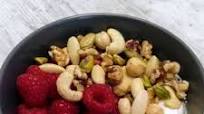 Yogur con fruta, frutos secos y semillas Yogur con fruta, frutos secos y semillas