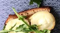 Crostini med gedeost og pære Crostini med gedeost og pære