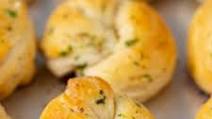 Easy Restaurant-Style Garlic Knots Easy Restaurant-Style Garlic Knots
