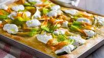 Focaccia di patate con burrata e fiori di zucca Focaccia di patate con burrata e fiori di zucca