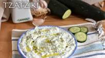Tzatziki, la salsa greca allo yogurt e cetrioli Tzatziki, la salsa greca allo yogurt e cetrioli