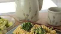 Twisted Noodles with Broccoli and Peanut Sauce Twisted Noodles with Broccoli and Peanut Sauce