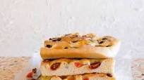 Focaccia mit Cherrytomaten, Knoblauch und Oliven Focaccia mit Cherrytomaten, Knoblauch und Oliven