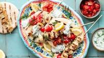 Souvlakis de poulet à la grecque avec tzatziki et pains pita Souvlakis de poulet à la grecque avec tzatziki et pains pita