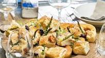 Focaccia med sparris, tomat och oliver Focaccia med sparris, tomat och oliver