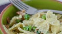 Creamy farfalle with peas and bacon Creamy farfalle with peas and bacon