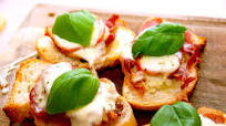 Bruschetta med parmaskinke, tomat og mozzarella Bruschetta med parmaskinke, tomat og mozzarella