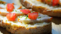 Bruschetta Poulet Rôti, Tomates et Mozzarella Bruschetta Poulet Rôti, Tomates et Mozzarella
