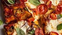 Spicy Pepperoni Pizza with Roasted Pepper Sauce Spicy Pepperoni Pizza with Roasted Pepper Sauce