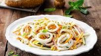 Insalata di calamari, verdure e briciole croccanti Insalata di calamari, verdure e briciole croccanti