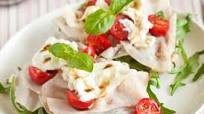 Bruschetta met mozzarella, kip en pesto Bruschetta met mozzarella, kip en pesto