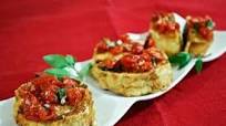 Bruschetta de tomate, manjericão e parmesão Bruschetta de tomate, manjericão e parmesão