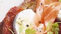 Bruschetta de saumon fumé et buchette de chèvre cendrée Bruschetta de saumon fumé et buchette de chèvre cendrée