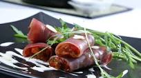 Rollitos de atún ahumado con pisto Rollitos de atún ahumado con pisto