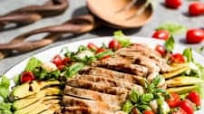 Caprese Dinner Salad with Grilled Chicken and Pesto Dressing Caprese Dinner Salad with Grilled Chicken and Pesto Dressing