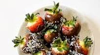 White Chocolate Nutella Covered Strawberries with Sprinkles White Chocolate Nutella Covered Strawberries with Sprinkles