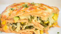 Pastel azteca con pollo, chile poblano y elotes Pastel azteca con pollo, chile poblano y elotes