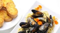 White Wine Mussels With Pasta + GiveAway! White Wine Mussels With Pasta + GiveAway!