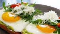 Pan Tostado con Huevos y Aguacate Pan Tostado con Huevos y Aguacate
