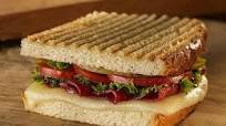 Yumurtalı Sucuklu Tost Tarifi Yumurtalı Sucuklu Tost Tarifi