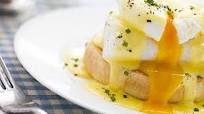 Making the Perfect Poached Eggs in a Pan Making the Perfect Poached Eggs in a Pan