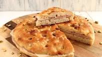 Focaccia ripiena con mortadella e formaggio Focaccia ripiena con mortadella e formaggio