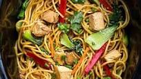 Slow Cooker Chicken Lo Mein Noodles - Meal Prep Lunch Bowls Slow Cooker Chicken Lo Mein Noodles - Meal Prep Lunch Bowls