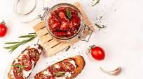 Bruschetta de tomates secos en aceite Bruschetta de tomates secos en aceite