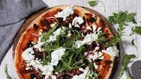 Lamb Souvlaki Pizza with Fresh Tzatziki Lamb Souvlaki Pizza with Fresh Tzatziki