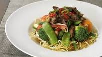 Chinese-Style Egg Noodle Stir-Fry with Beef and Vegetables Chinese-Style Egg Noodle Stir-Fry with Beef and Vegetables