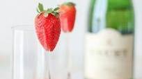 Easy Strawberry Bellini Champagne Cocktail Easy Strawberry Bellini Champagne Cocktail