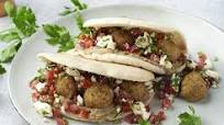 Pita met falafel, baba ganoush en feta-tomatensalade Pita met falafel, baba ganoush en feta-tomatensalade