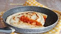 Focaccia veloce con pomodoro e mozzarella Focaccia veloce con pomodoro e mozzarella