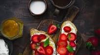 Tostadas de fresas y queso crema Tostadas de fresas y queso crema