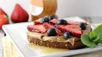 Pan tostado con crema de cacahuate y frutos rojos Pan tostado con crema de cacahuate y frutos rojos