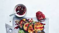 Geröstete Aubergine mit grünem Hummus und Granatapfelsauce Geröstete Aubergine mit grünem Hummus und Granatapfelsauce