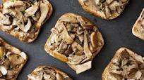 Bruschetta con funghi porcini e provola affumicata Bruschetta con funghi porcini e provola affumicata