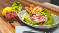 Salade aux crevettes et à la bruschetta Salade aux crevettes et à la bruschetta