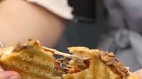Kavurmalı Kaşarlı Tost Kavurmalı Kaşarlı Tost