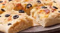 Focaccia met mozzarella en olijven Focaccia met mozzarella en olijven